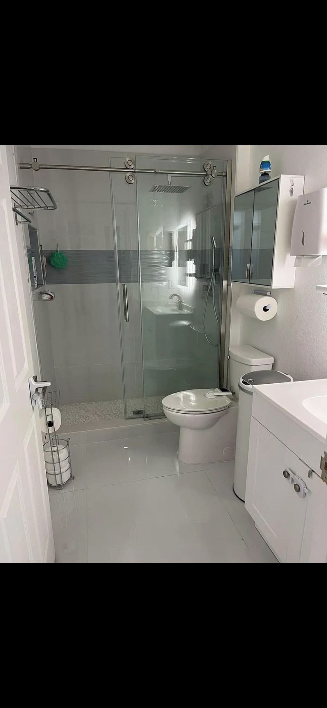 Een douche, een haardroger, handdoeken, zeep