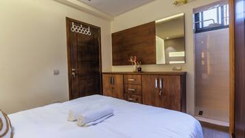 2 bedrooms, iron/ironing board, free WiFi, bed sheets