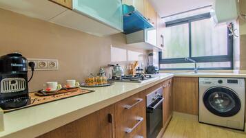 Kühlschrank, Ofen, Herdplatte, Wasserkocher mit Kaffee-/Teezubehör