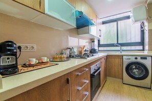 Refrigerador, horno, parrilla de estufa y cafetera y tetera 