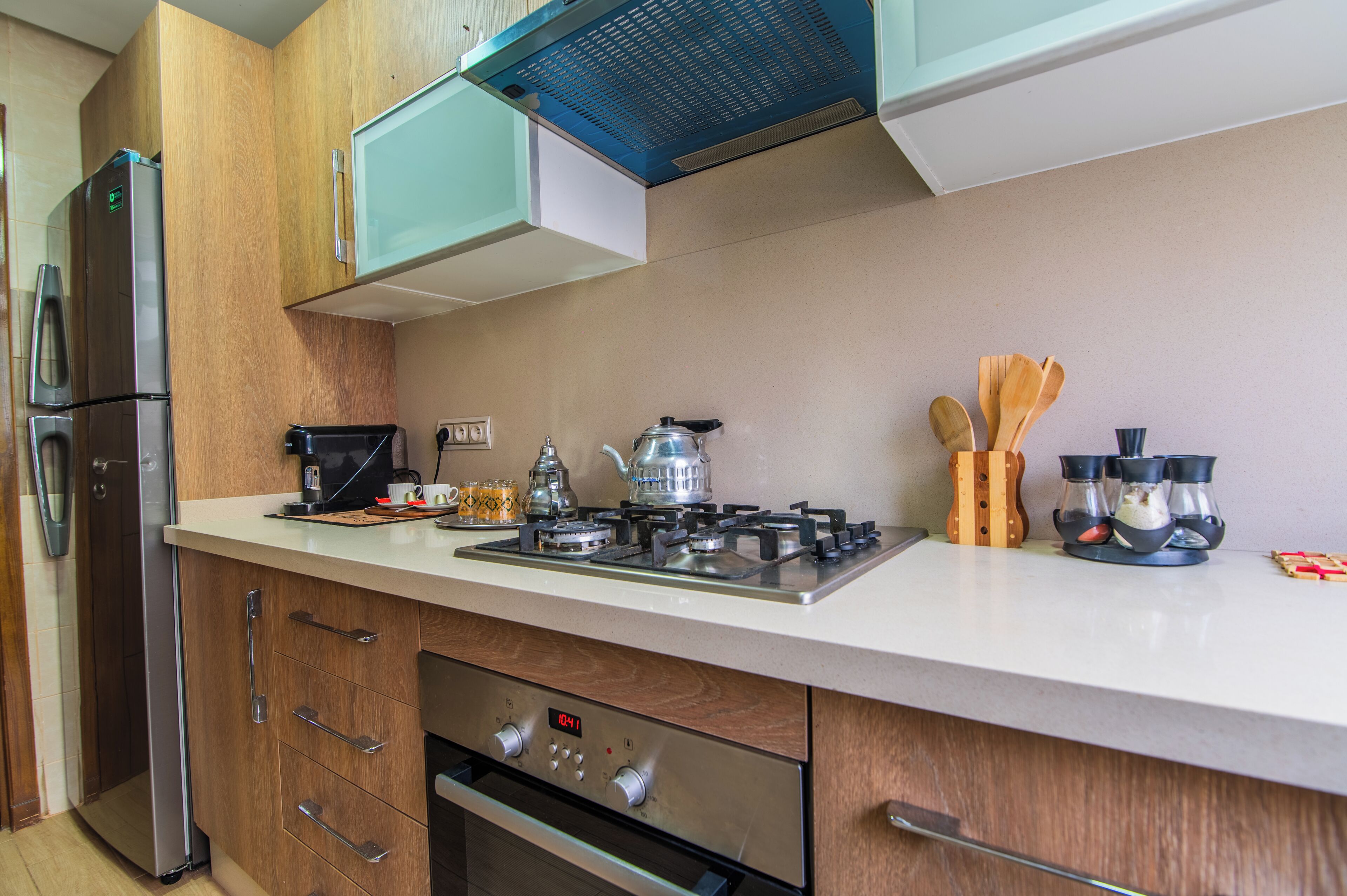 Kjøleskap, ovn, kokeplater og kaffetrakter/tekoker