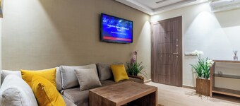 Quiet apartment with WiFi, Air conditioning, Parking, near Marina, Stadium and Souk el had