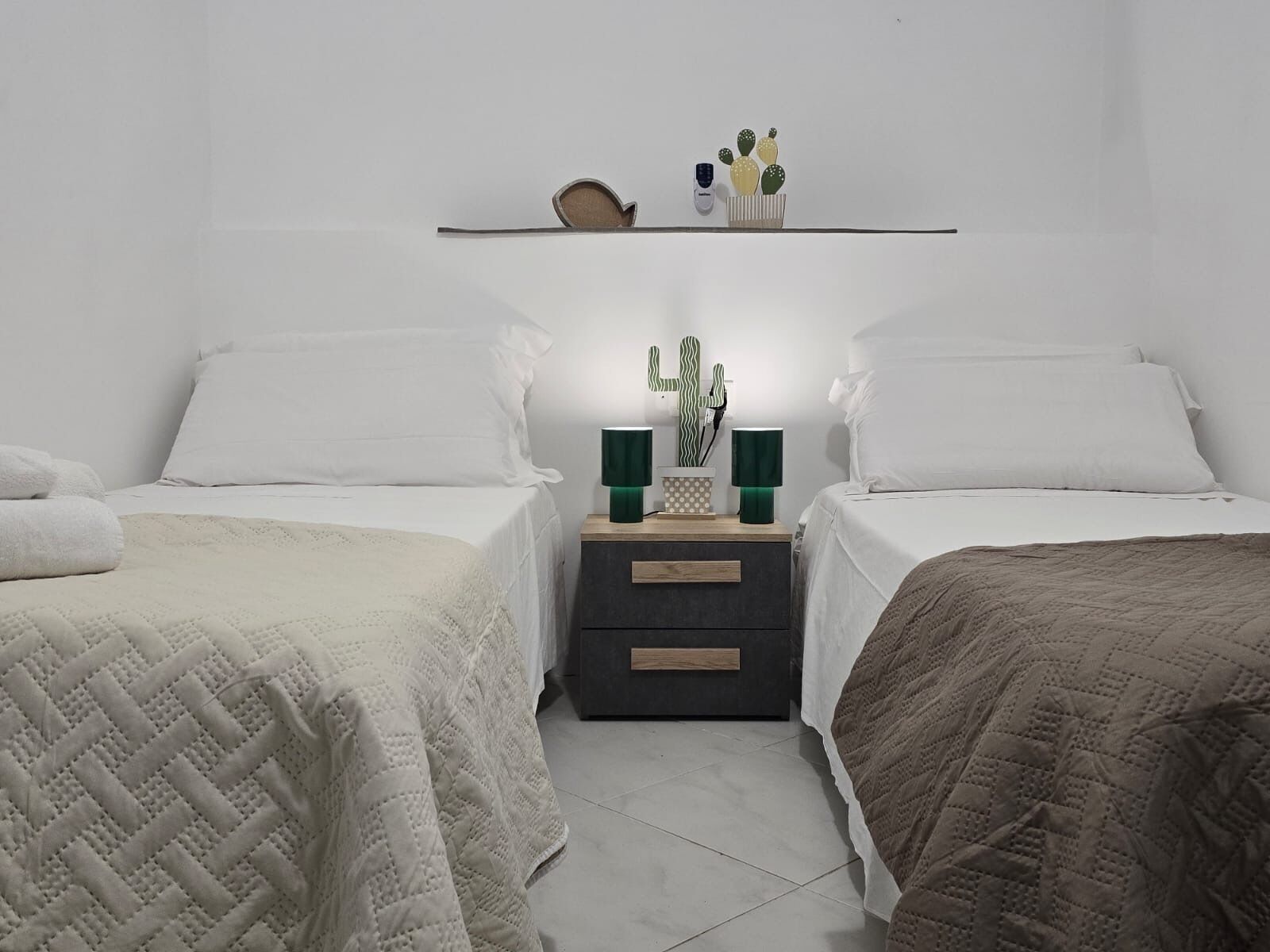 2 عدّة غرف نوم وخدمة الإنترنت وملاءات أسرّة