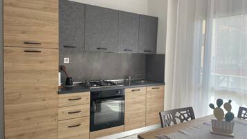 Oven, stovetop, electric kettle, cookware/dishes/utensils