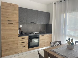 فرن، موقد طهي مسطح، غلّاية كهربائية، مستلزمات طهي/أطباق/أوعية