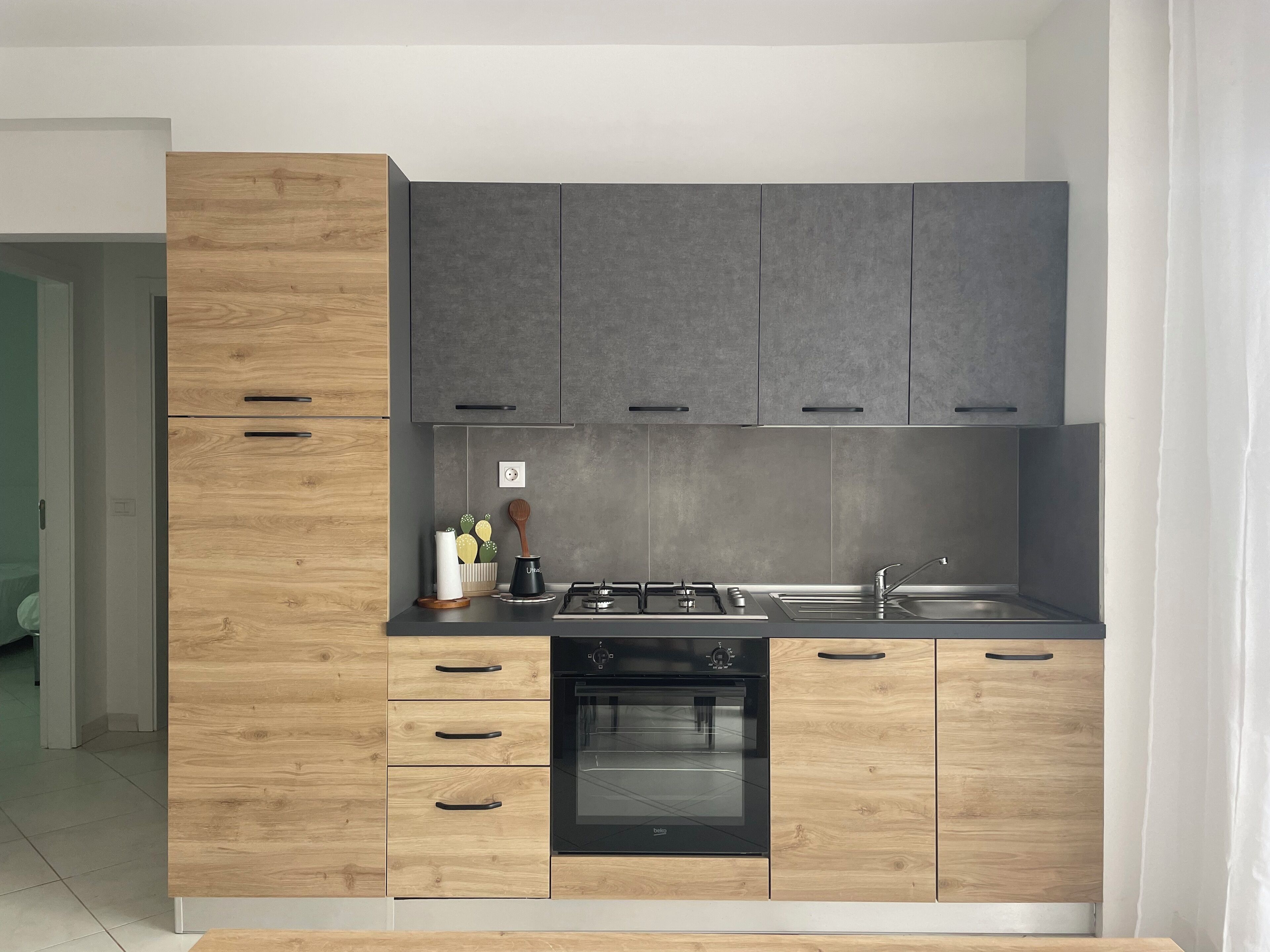 Oven, stovetop, electric kettle, cookware/dishes/utensils