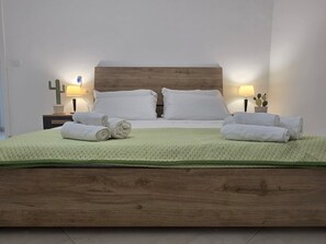 2 عدّة غرف نوم وخدمة الإنترنت وملاءات أسرّة