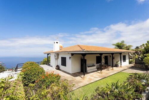 Home2Book Villa with Private Pool, BBQ & Sea Views
