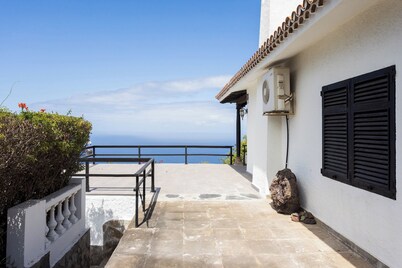 Home2Book Villa with Private Pool, BBQ & Sea Views