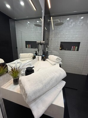 Douche, articles de toilette (gratuits), séchoir à cheveux, peignoirs