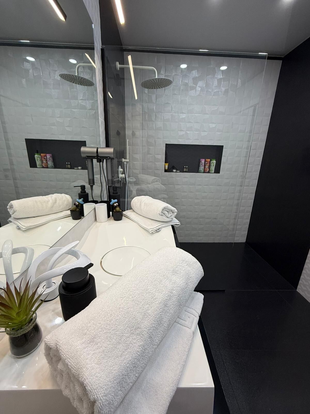 Suihku, ilmaiset hygieniatuotteet, hiustenkuivaaja, kylpytakit