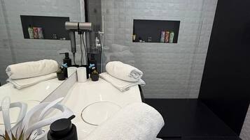 Suihku, ilmaiset hygieniatuotteet, hiustenkuivaaja, kylpytakit