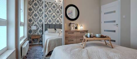 Tabla de planchar con plancha, wifi y ropa de cama