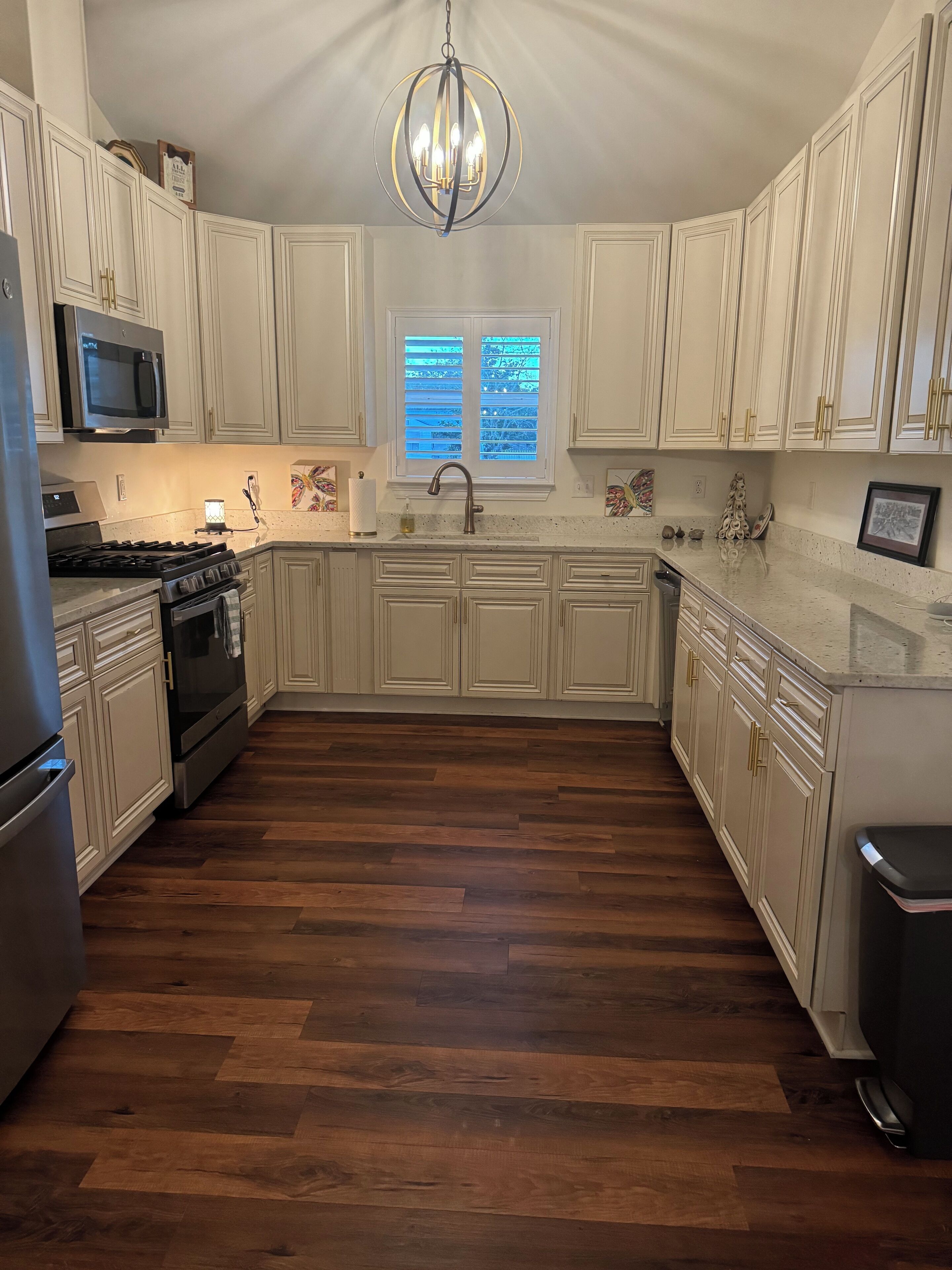 Kylskåp, mikrovågsugn, ugn och spishäll