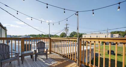 D-town w/ Balcony. Walk to Shops & Eats.