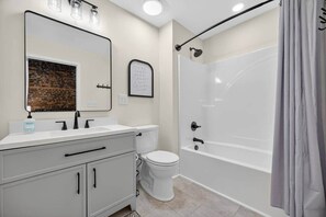 Sèche-cheveux, serviettes fournies, savon, papier toilette