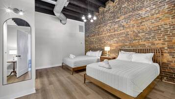 Een strijkplank/strijkijzer, wifi, beddengoed