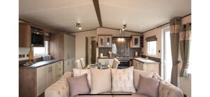 Smart-TV, Kamin, Videospiele, DVD-Player