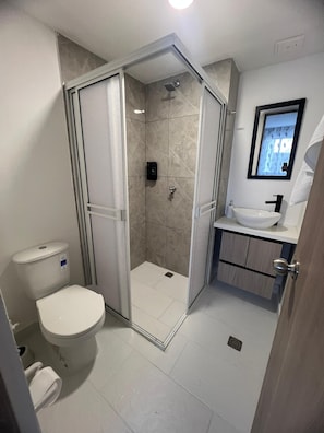 Regadera, toallas, jabón, papel de baño