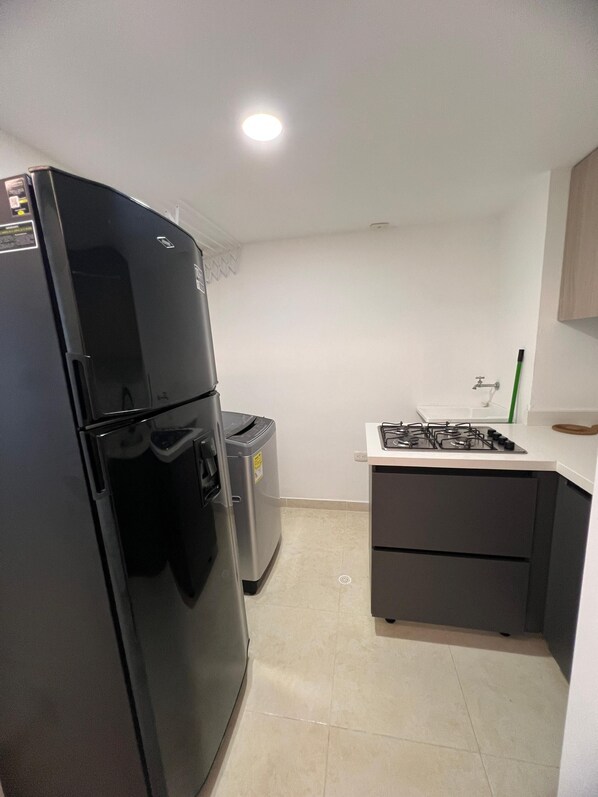 Een kookplaat, een vaatwasser