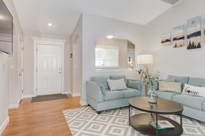 Smart TV, chimenea, reproductor de DVD y libros 