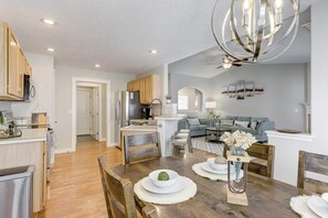 Dining - Top Location - Chinden/Eagle - Shopping and Dining 1 mile from the Village (Boise)