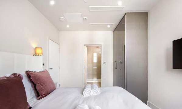 2 habitaciones, tabla de planchar con plancha, cuna de viaje y wifi 