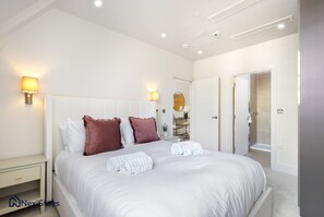 2 عدّة غرف نوم ومكتب ومكواة/لوح كي وسرير سفر