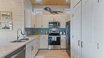 Rumah, 3 kamar tidur, kolam renang pribadi, pemandangan samudra | Dapur pribadi | Lemari es besar, microwave, oven, dan kompor