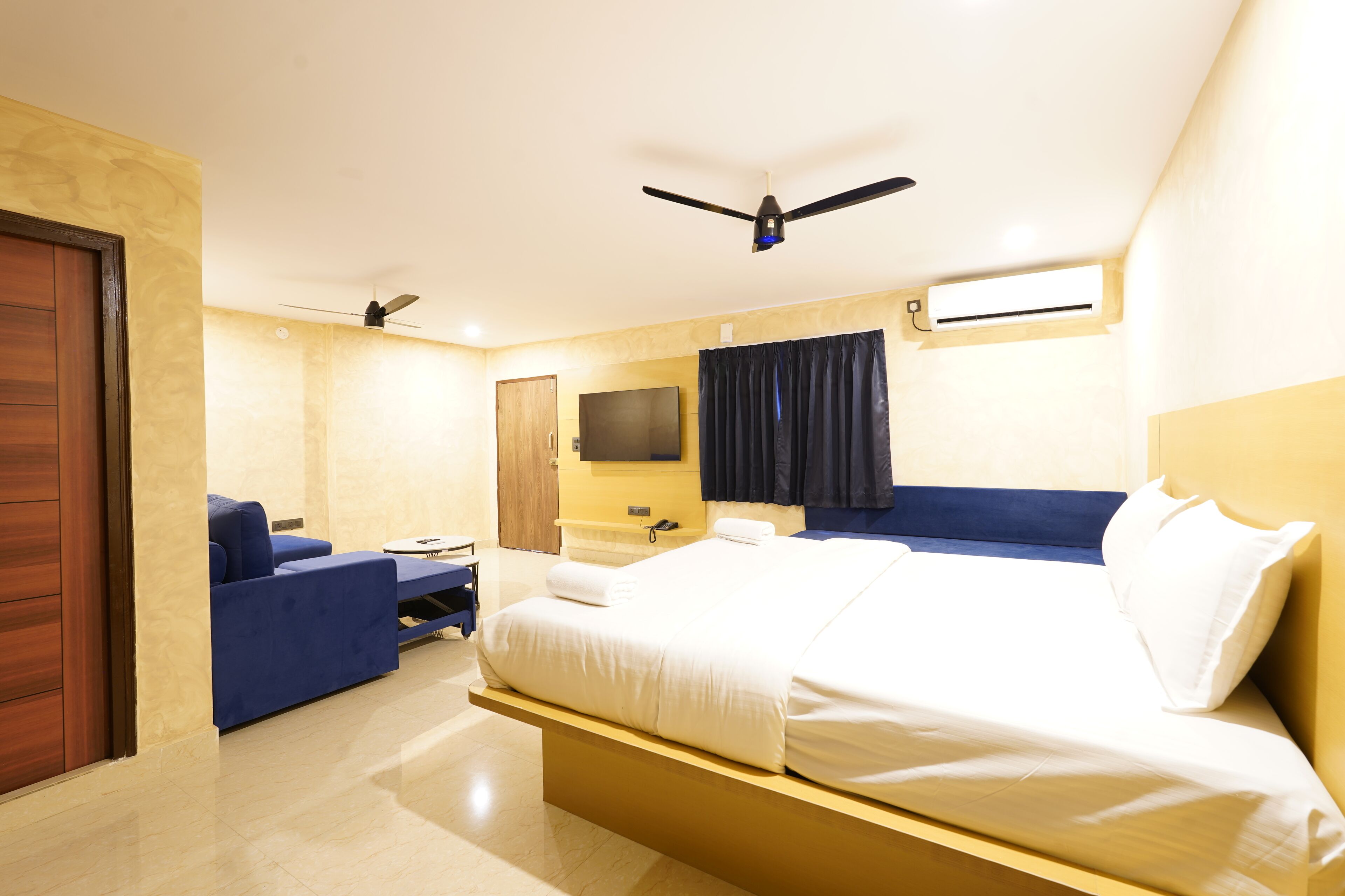 Junior Penthouse, City View | Desk, laptop workspace, blackout drapes, soundproofing