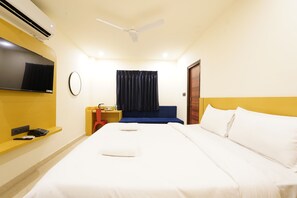 Deluxe Double Room | Desk, laptop workspace, blackout drapes, soundproofing - Stayz Royale - LB Nagar (Hyderabad)