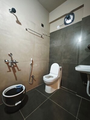 Deluxe dubbelrum | Badrum | Dusch, handdukar, tvål och schampo