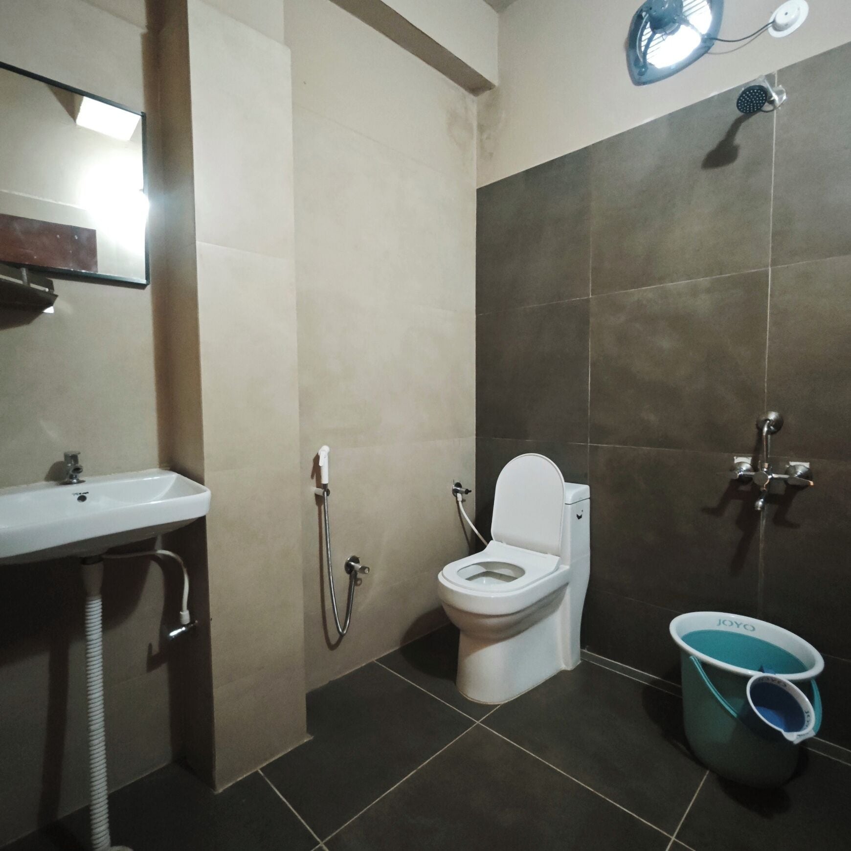 Deluxe Double or Twin Room | Bathroom | Shower, towels, soap, shampoo