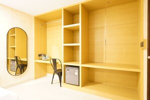 Escritorio, espacio para trabajar con laptop y cortinas blackout