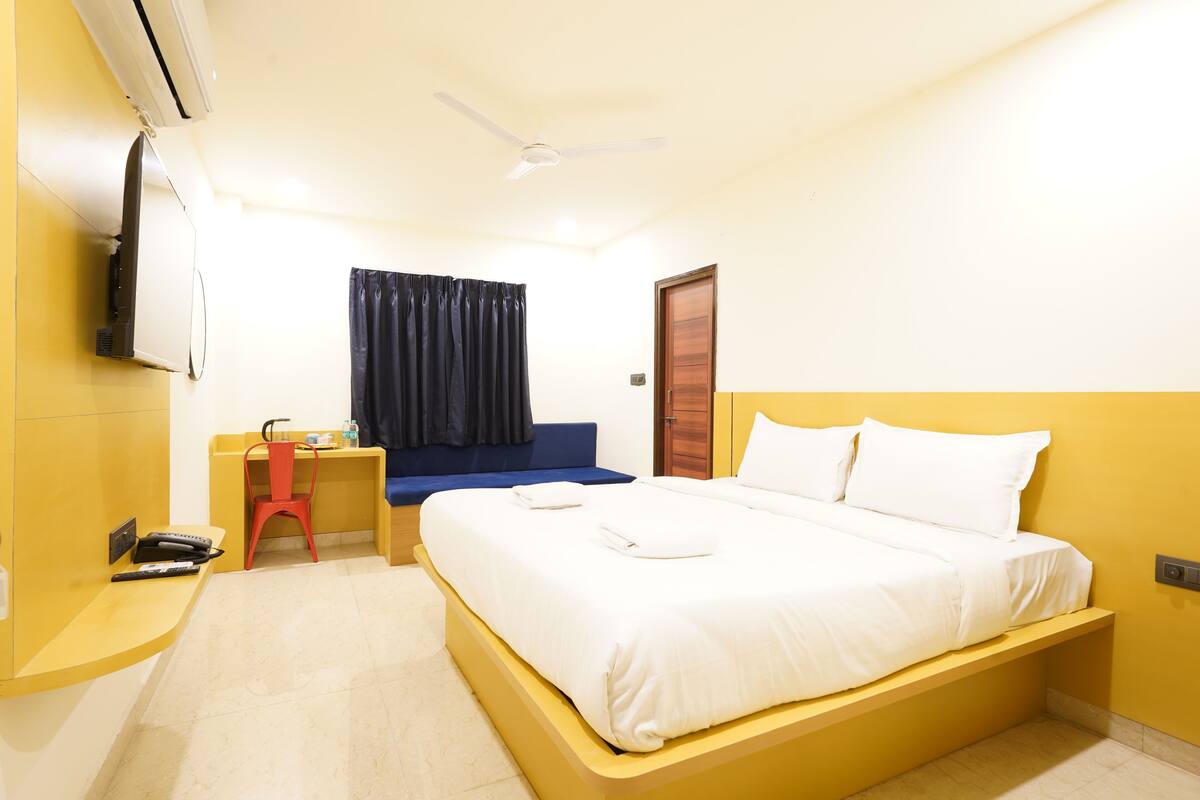 Deluxe Double Room | Meja, ruang kerja komputer riba, langsir/tirai gelap terus, kalis bunyi 