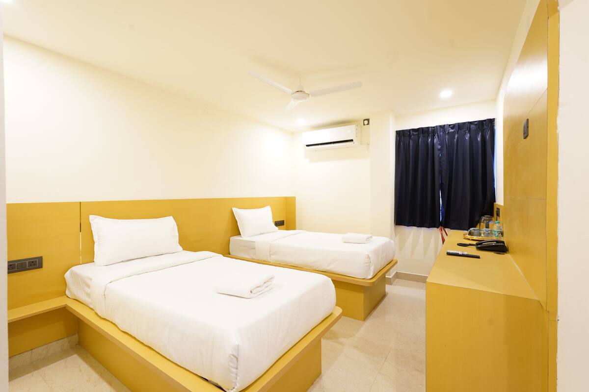 Deluxe Double or Twin Room | Meja, ruang kerja komputer riba, langsir/tirai gelap terus, kalis bunyi 