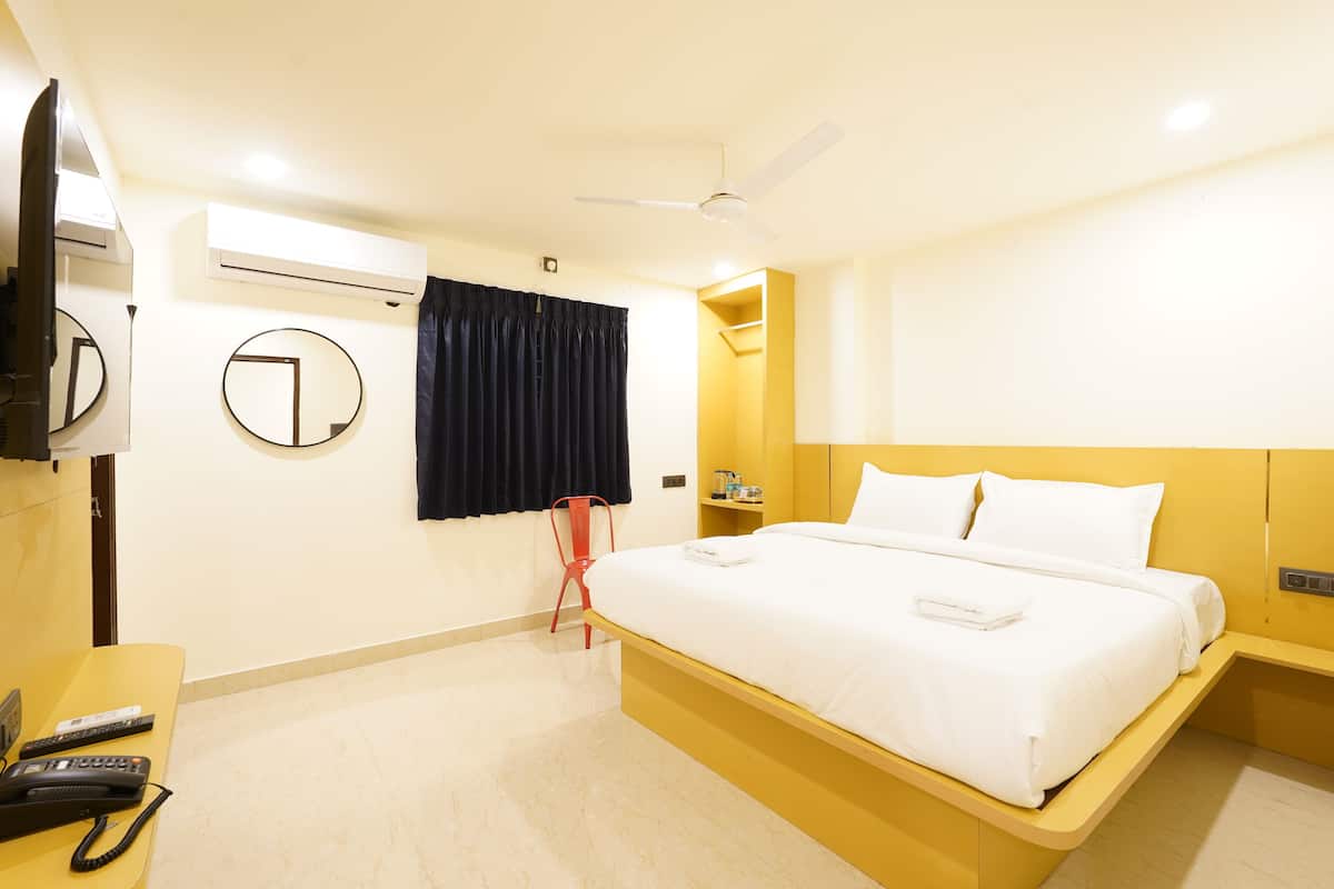 Classic Double Room | Meja, ruang kerja komputer riba, langsir/tirai gelap terus, kalis bunyi 