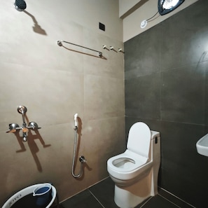 Habitación doble clásica | Baño | Regadera, toallas, jabón, shampoo