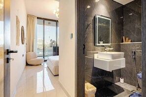 Douche, sĂšche-cheveux, serviettes fournies