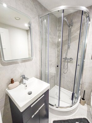Shower, hair dryer, towels, soap - Opfa Property (Manchester)