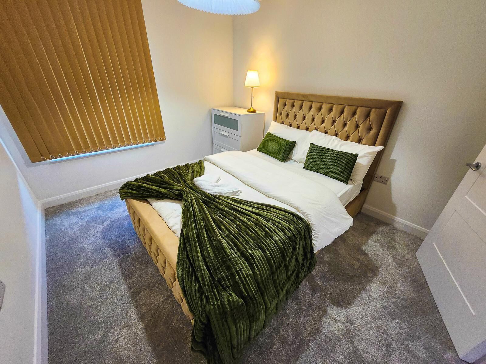 Escritorio, espacio para trabajar con laptop y cortinas blackout 