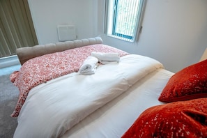 Escritorio, espacio para trabajar con un portátil, cortinas opacas