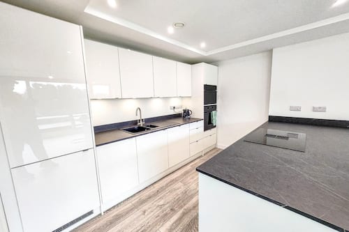 Full-size fridge, microwave, oven, stovetop
