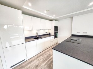 ตู้เย็นขนาดใหญ่, ไมโครเวฟ, เตาอบ, เตาประกอบอาหาร