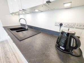 Full-sized fridge, microwave, oven, stovetop