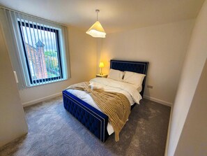 โต๊ะทำงาน, พื้นที่ทำงานแบบใช้แล็ปท็อป, ผ้าม่านกันแสง, ห้องเก็บเสียง