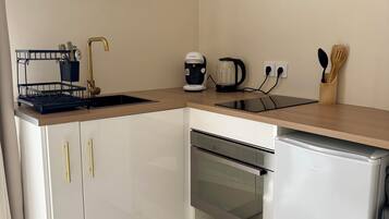 Réfrigérateur, micro-ondes, four, cafetiÚre/bouilloire