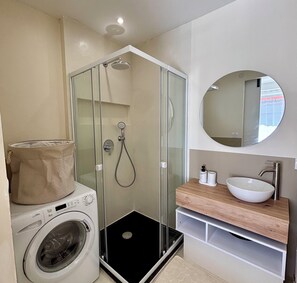 Shower, hair dryer, towels