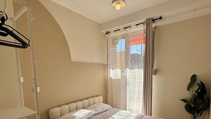 Ein Schlafzimmer mit einem Bett, einem Hängesessel und einem Blumentopf.