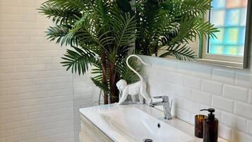 Shower, hair dryer, towels